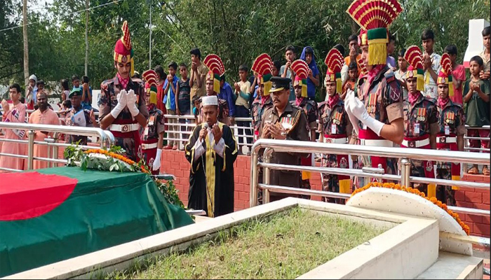 শার্শায় বীরশ্রেষ্ঠ নুর মোহাম্মদের কবরে পুষ্পস্তবক অর্পণ ও গার্ড অব অনার প্রদান 