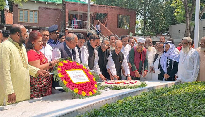 স্বাধীনতা ও জাতীয় দিবসে বঙ্গবন্ধুর সমাধিতে কেন্দ্রীয় আওয়ামী লীগের শ্রদ্ধা