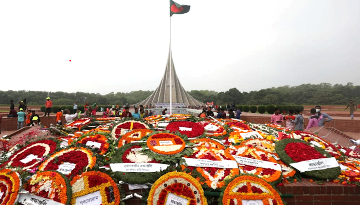 ফুলেল শ্রদ্ধায় স্বাধীনতার বীর শহীদদের স্বরণ