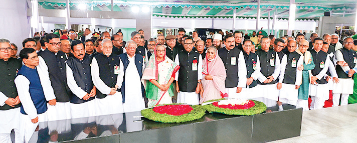 মহান স্বাধীনতা ও জাতীয় দিবস উপলক্ষ্যে বঙ্গবন্ধু শেখ মুজিবুর রহমানের প্রতিকৃতিতে পুষ্পস্তবক অর্পণ