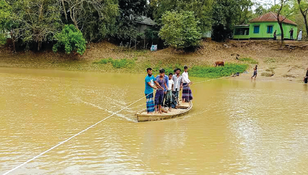 সেতুর অভাবে দুর্ভোগে ১০ গ্রামের মানুষ