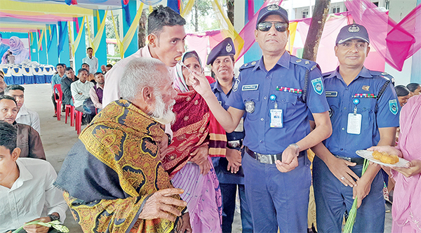 নীলফামারীতে পুলিশের চাকরি পেলেন ১২০ টাকায়