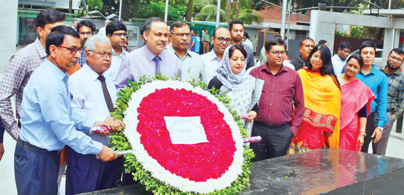 ধানমন্ডিতে বঙ্গবন্ধু স্মৃতি জাদুঘরে বঙ্গবন্ধুর প্রতিকৃতিতে শ্রদ্ধা