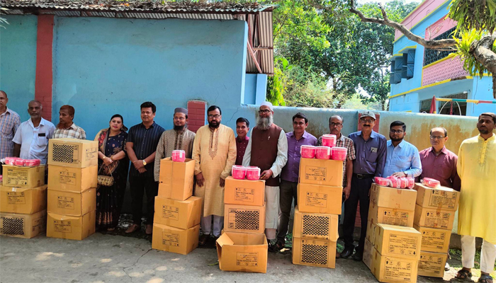 সাঁথিয়ায় শিক্ষার্থীদের মাঝে টিফিন বক্স বিতরণ