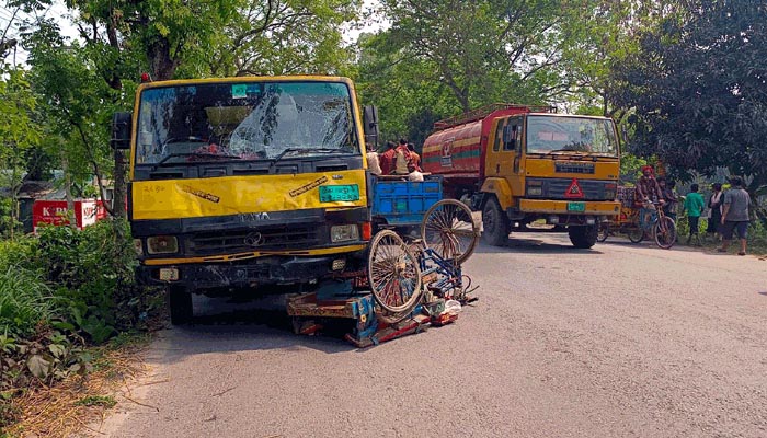 সিরাজগঞ্জে ট্রাকচাপায় ভ্যানচালক নিহত