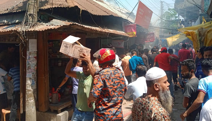 মুন্সীগঞ্জ শহরের বড় বাজারে অগ্নিকাণ্ডে পুড়লো পাঁচ ব্যবসা প্রতিষ্ঠান