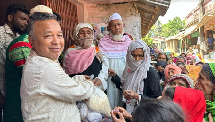 চকরিয়ায় ৪০০ পরিবারে ইফতার সামগ্রী দিলেন এমপি জাফর