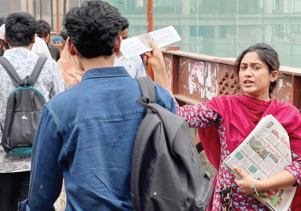 উত্তরার পথে পথে পত্রিকা বিক্রি করেন সাফা কবির