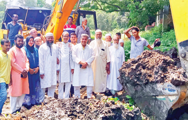 ব্যক্তি উদ্যোগে সড়ক নির্মাণ