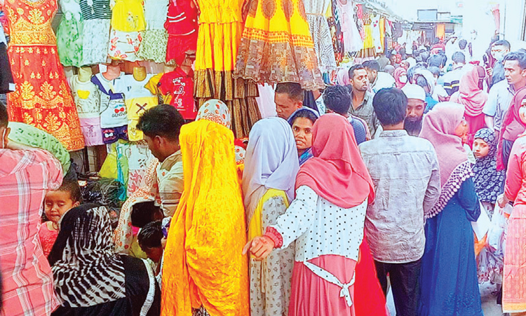 তীব্র তাপদাহেও জমজমাট ঈদবাজার