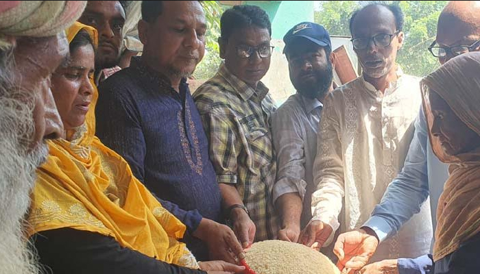 সিরাজগঞ্জে দুঃস্থদেরকে ভিজিএফ’র চাল বিতরণ  