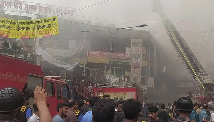 ভয়াবহ আগুনে পুড়ছে রাজধানীর নিউ সুপার মার্কেট