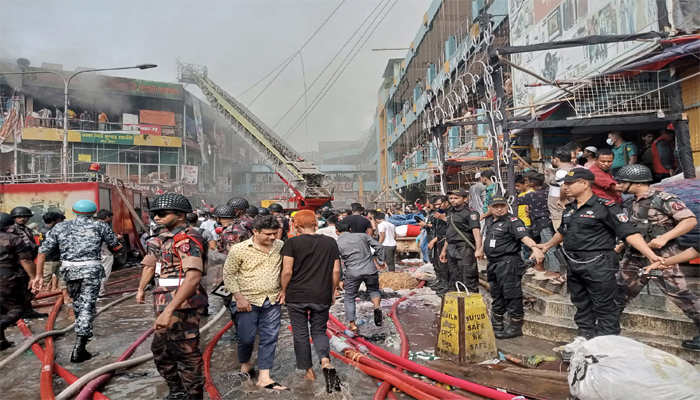 নিউ সুপার মার্কেটের আগুন ৪ ঘণ্টায়ও নিয়ন্ত্রণে আসেনি 