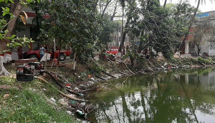 সকাল থেকেই ঢাকা কলেজের পুকুর থেকে নেয়া হচ্ছে পানি