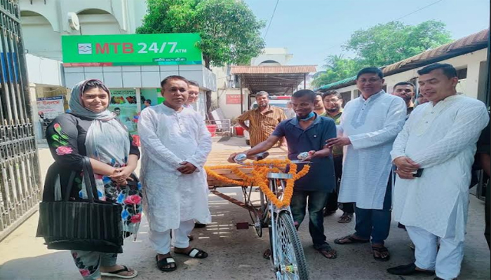 ভ্যানগাড়ি উপহার পেয়ে খুশি ফেনীর প্রতিবন্ধী বেলাল