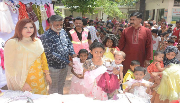 নারায়ণগঞ্জে ৫ টাকায় ঈদের নতুন জামা কিনলো ৩’শ শিশু