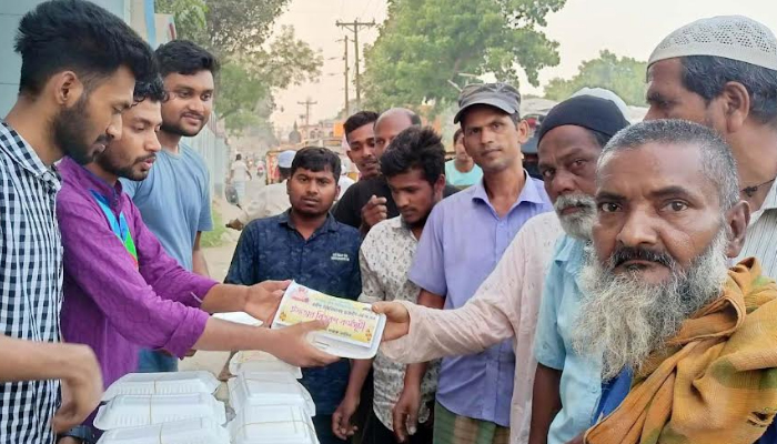 সিরাজগঞ্জে দুস্থদের মাঝে রবি ছাত্রলীগের ইফতার বিতরণ 