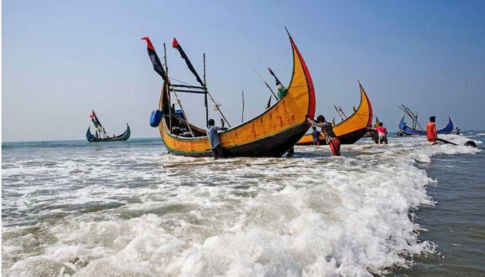 ট্রলারের ১০ মরদেহ: ৬ জনের মরদেহ স্বজনদের কাছে হস্তান্তর