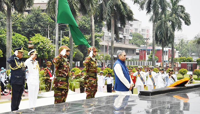 সশস্ত্র বাহিনীর শহীদদের প্রতি রাষ্ট্রপতির শ্রদ্ধা নিবেদন 