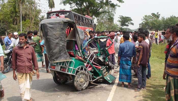 টাঙ্গাইলে বাস-অটোরিকশা সংঘর্ষে দুই স্কুলছাত্রীসহ নিহত ৪