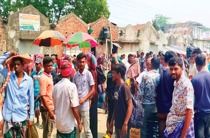 জমে উঠেছে কৃষি শ্রমিকের হাট