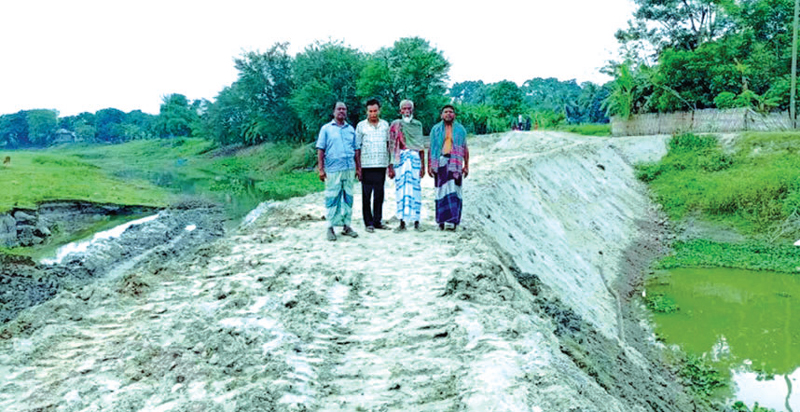 নিজেদের টাকায় রাস্তা নির্মাণ করলেন গ্রামবাসী