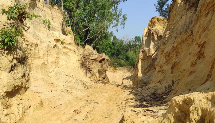 খুরুশকুলে পাহাড় কেটে বালি বাণিজ্য