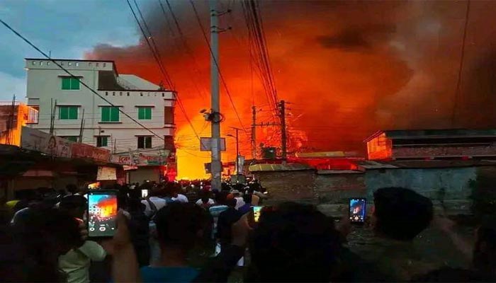 পটুয়াখালীতে ভয়াবহ অগ্নিকান্ডে প্রায় অর্ধশতাধিক দোকান ও বসতঘর পুড়ে ছাই