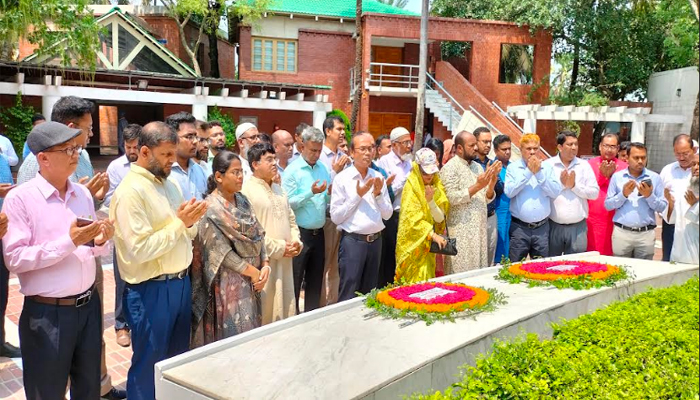 গোপালগঞ্জের টুঙ্গিপাড়ায় শিক্ষা প্রকৌশল অধিদপ্তরের প্রধান প্রকৌশলীর শ্রদ্ধা