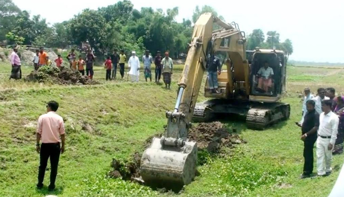 নাটোরে ভূ-উপরিস্থ ও বৃষ্টির পানি সংরক্ষণে খাল খনন শুরু 