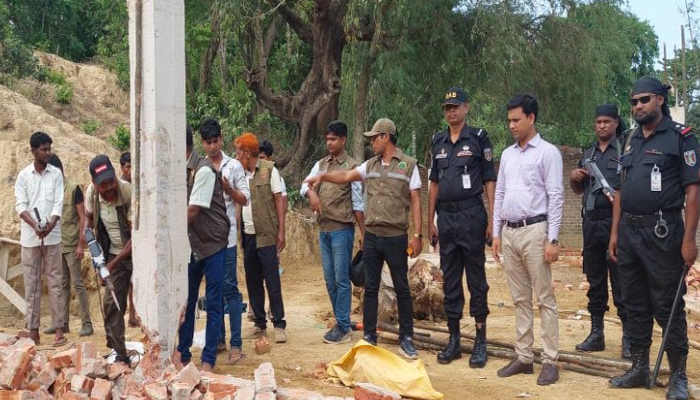 কক্সবাজারে পাহাড় কাটার বিরুদ্ধে সাঁড়াশি অভিযান