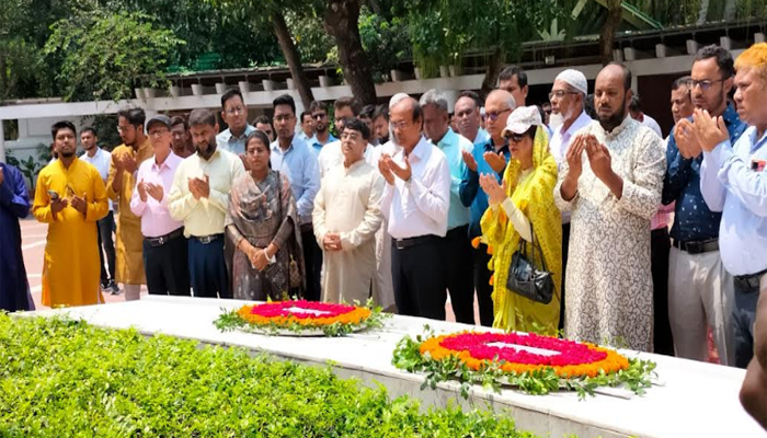 টুঙ্গিপাড়ায় শিক্ষা প্রকৌশল ইঞ্জিনিয়ার্স এসোসিয়েশেনের শ্রদ্ধা ও উন্নয়ন কর্মকান্ড পরিদর্শন 