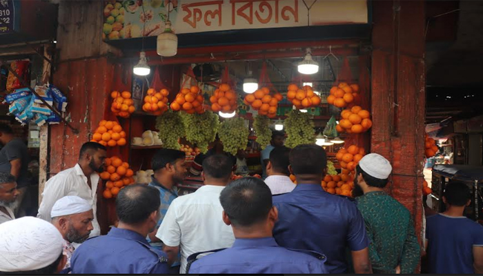 চাঁদপুরে আঙ্গুর বলে মনেক্কা বিক্রির অভিযোগ, ৪ প্রতিষ্ঠানকে অর্থদণ্ড 