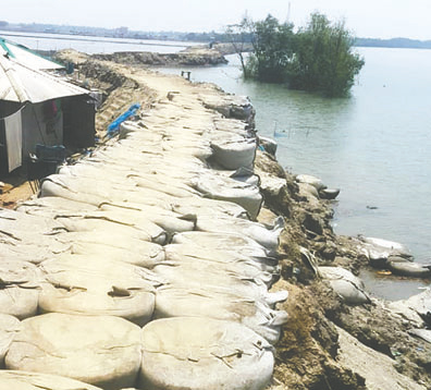 দুর্বল বেড়িবাঁধ নিয়ে শঙ্কিত কয়রাবাসী