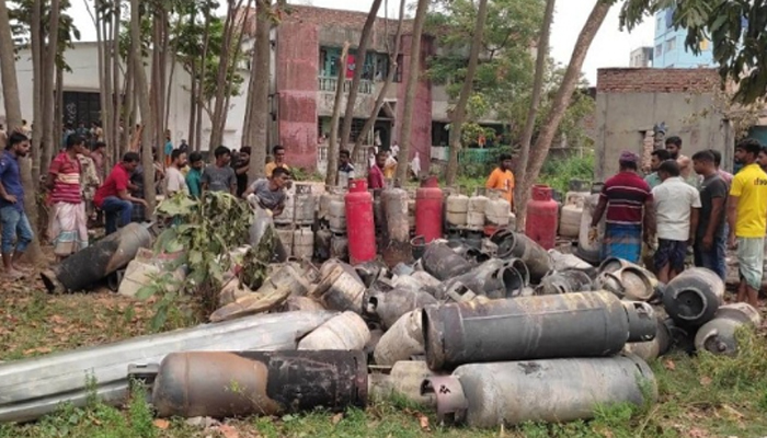 আশুলিয়ায় সিলিন্ডার রিফিল কারখানায় বিস্ফোরণে দগ্ধ ৫