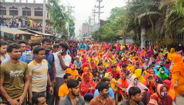 শ্রীপুরে বকেয়া বেতনের দাবিতে শ্রমিকদের বিক্ষোভ, সড়ক অবরোধ