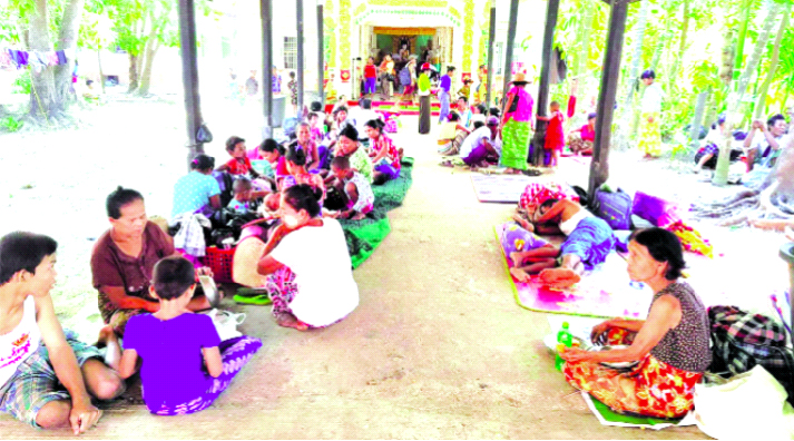 মিয়ানমারে বাড়িঘর ছেড়ে নিরাপদে ছুটছে মানুষ