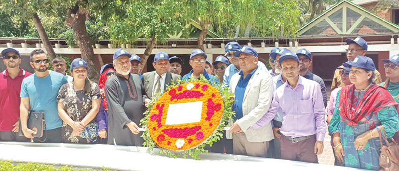 টুঙ্গিপাড়ায় বঙ্গবন্ধুর সমাধিতে বিদেশি ১৫ প্রকৌশলীর শ্রদ্ধা