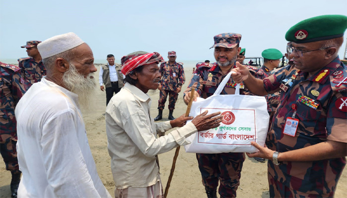 সেন্টমার্টিনে ক্ষতিগ্রস্ত মানুষের পাশে বিজিবি প্রধান