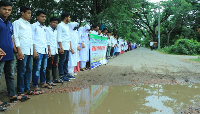 সুবর্ণচরে সড়ক সংস্কার ও বাস চালুর দাবিতে রাস্তায় মানববন্ধন 