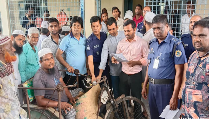 বরগুনায় মজুতকৃত ভিজিএফের চাল উদ্ধার, এতিম-দু:স্থদের মাঝে বিতরণ