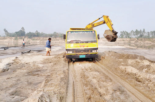 ব্রহ্মপুত্রের বুক চিরে লুট হচ্ছে বালু