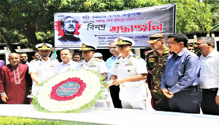 টুঙ্গিপাড়ায় বঙ্গবন্ধুর সমাধিতে চট্টগ্রাম বন্দর চেয়ারম্যানের শ্রদ্ধা