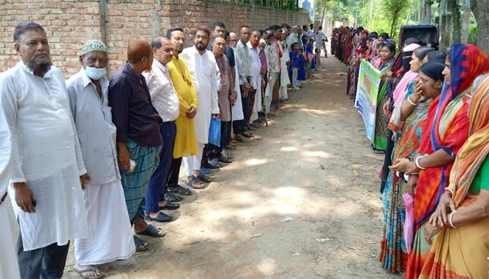 পটিয়ায় স্কুলের সম্পত্তি রক্ষায় এলাকাবাসীর মানববন্ধন