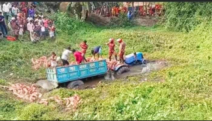 হালুয়াঘাটে ইটভর্তি লড়ি খাদে পড়ে যুবকের মুত্যু