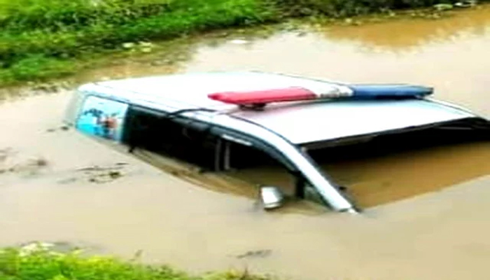 সিরাজগঞ্জে অ্যাম্বুলেন্স খাদে পড়ে যুবক নিহত