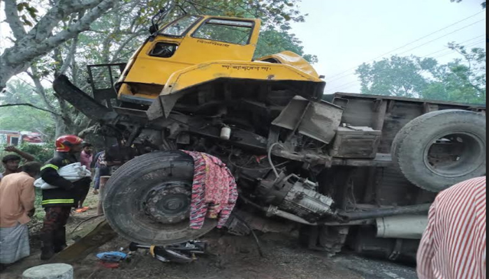 সাঁথিয়ায় দুই ট্রাকের মুখোমুখি সংঘর্ষে নিহত ১, আহত ২  