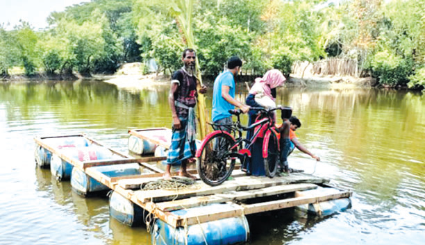 ড্রামের ভেলায় খাল পারাপার