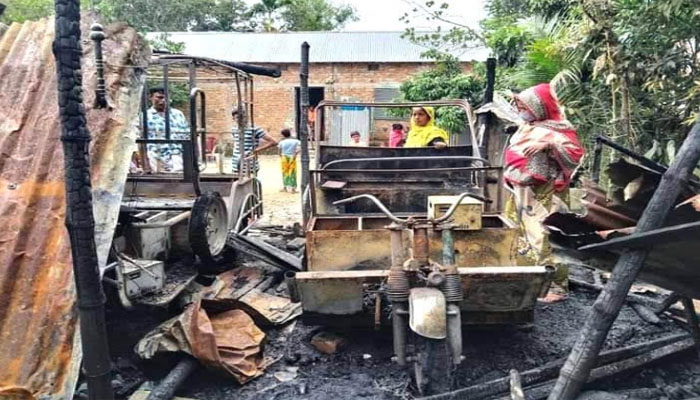 চার্জে দেওয়া ইজিবাইক থেকে আগুন লেগে বসতঘর পুড়ে লাখ টাকার ক্ষতি 