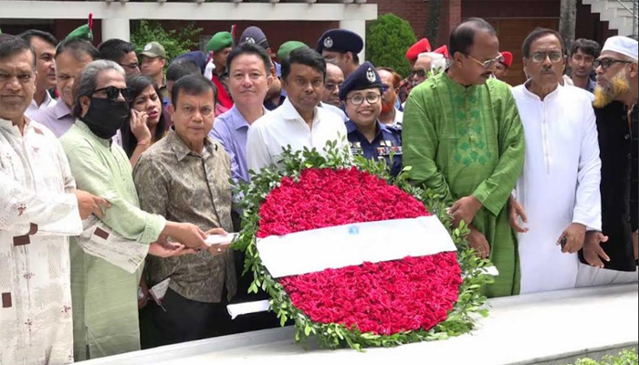 জুলিও কুরি পদক প্রাপ্তির ৫০ বছর উপলক্ষে টুঙ্গিপাড়ায় বঙ্গবন্ধুর সমাধিতে শ্রদ্ধা